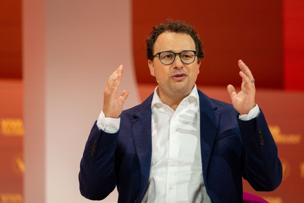 Anthropic CEO 비난: OpenAI의 군사 계약 메시지는 '거짓말'이라고... ChatGPT 설치 수 295% 급증 - Anthropic, OpenAI 관련 이미지