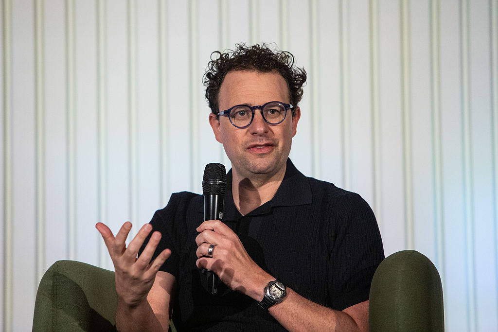 안토니프 vs 국방부, 채팅GPT 설치 수 295% 폭증… AI 시장의 새로운 갈등과 변화 - 안토니프, AI 관련 이미지